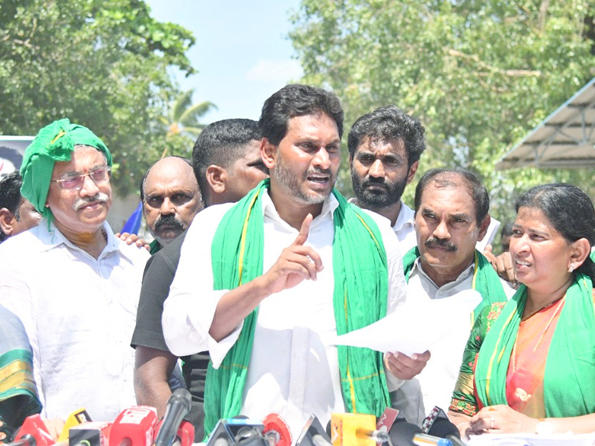YS Jagan Receives Grand Welcome During Devarapalli Visit Photos15