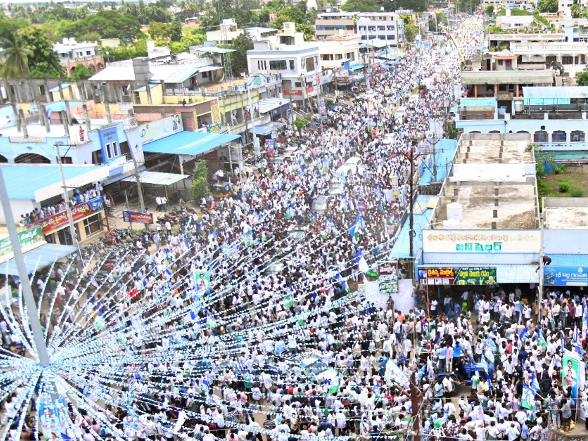 YS Jagan Receives Grand Welcome During Devarapalli Visit Photos12
