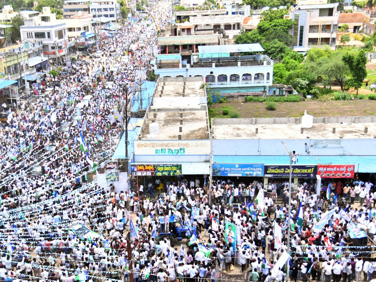 YS Jagan Receives Grand Welcome During Devarapalli Visit Photos16
