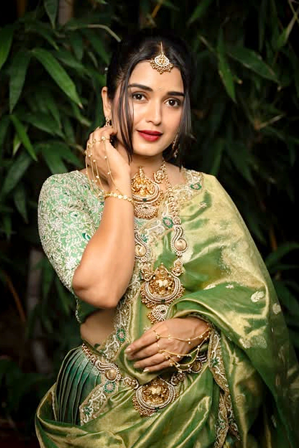Bigg Boss Beauty Priyanka Jain Dazzling In Green Dress Photos2
