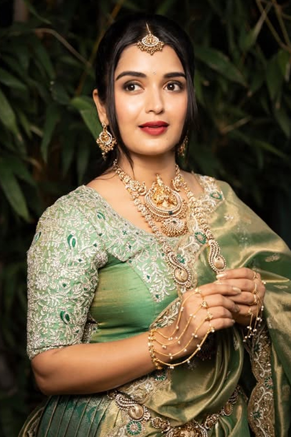 Bigg Boss Beauty Priyanka Jain Dazzling In Green Dress Photos10
