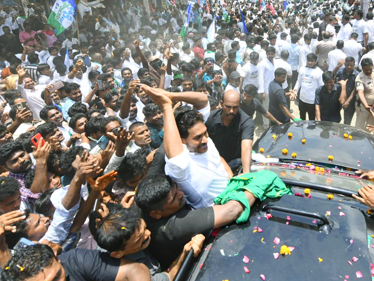 YS Jagan Receives Grand Welcome During Devarapalli Visit Photos10