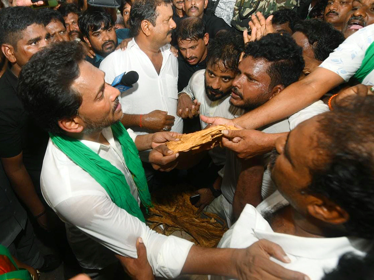 YS Jagan Receives Grand Welcome During Devarapalli Visit Photos11