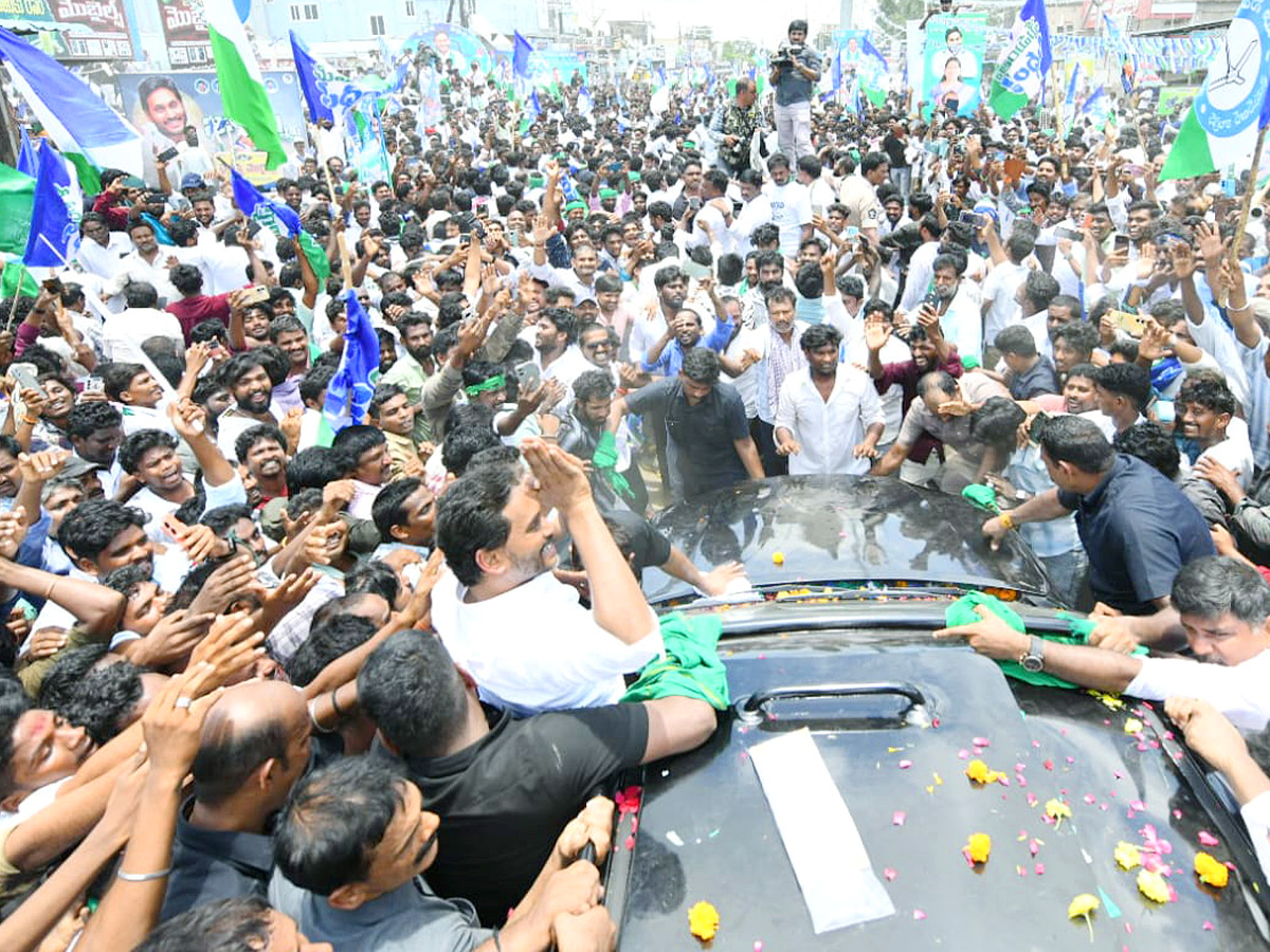 YS Jagan Receives Grand Welcome During Devarapalli Visit Photos2