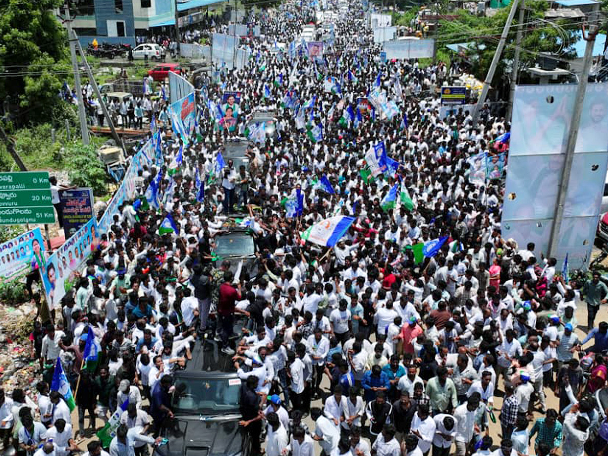 YS Jagan Receives Grand Welcome During Devarapalli Visit Photos3