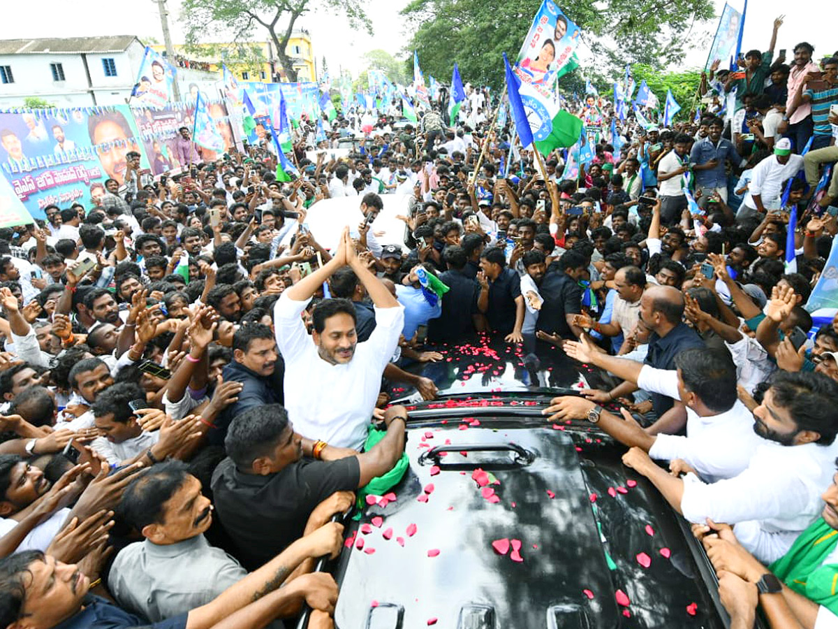 YS Jagan Receives Grand Welcome During Devarapalli Visit Photos4