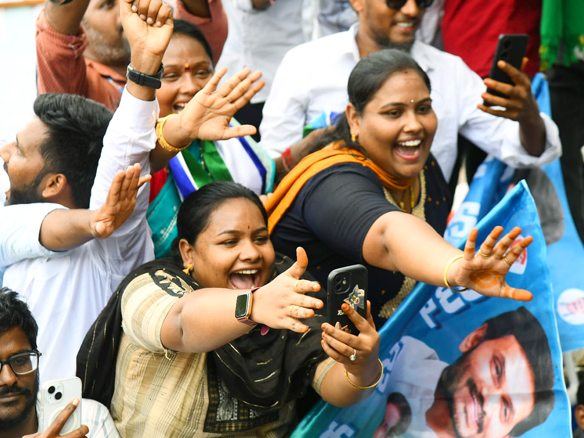 YS Jagan Receives Grand Welcome During Devarapalli Visit Photos5