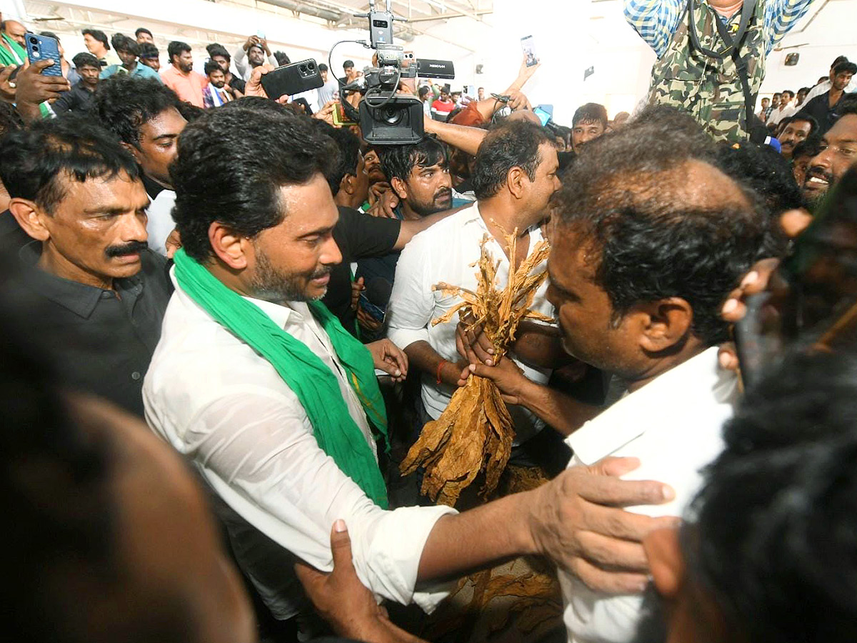 YS Jagan Receives Grand Welcome During Devarapalli Visit Photos6