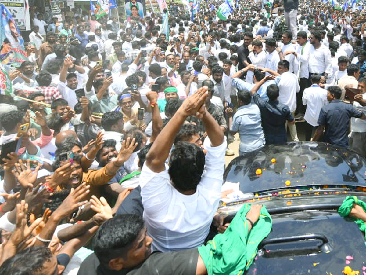 YS Jagan Receives Grand Welcome During Devarapalli Visit Photos7