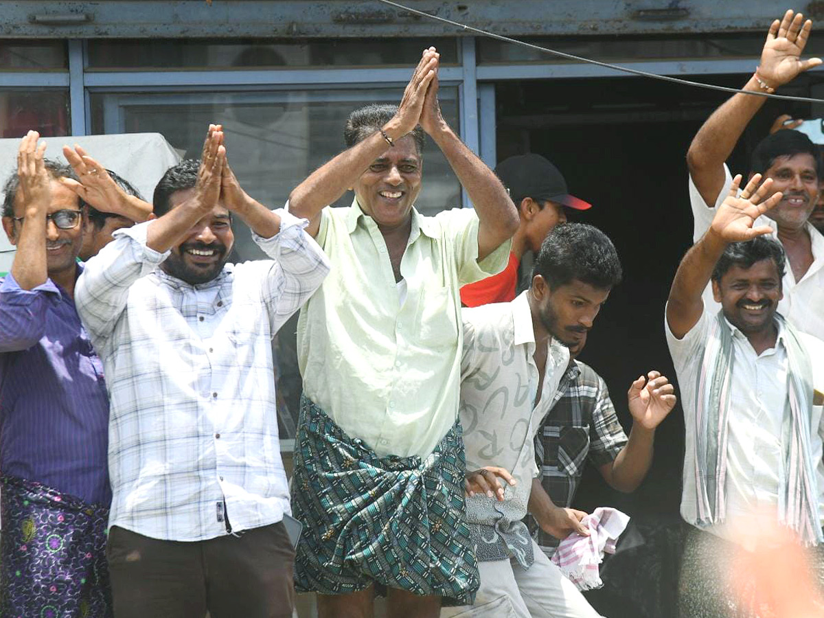 YS Jagan Receives Grand Welcome During Devarapalli Visit Photos8