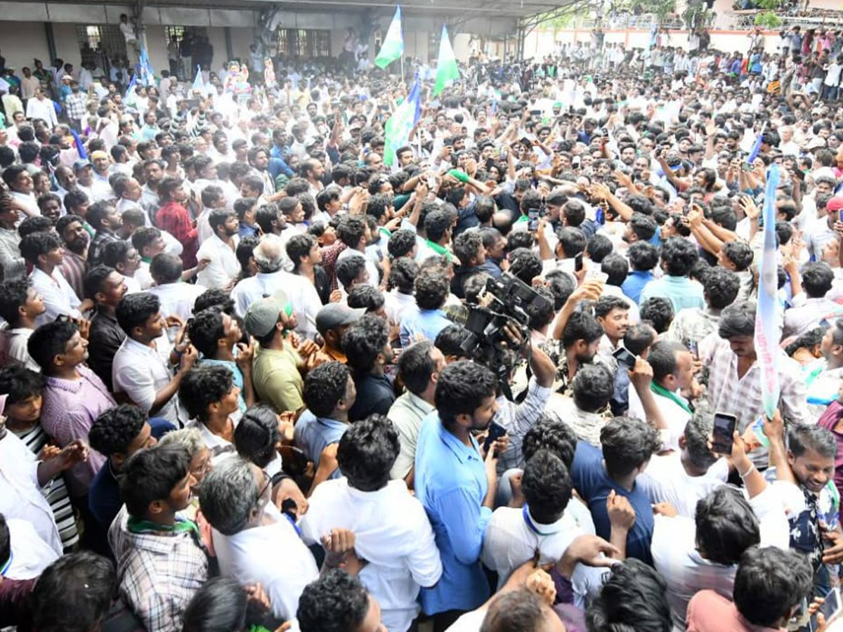 YS Jagan Receives Grand Welcome During Devarapalli Visit Photos9