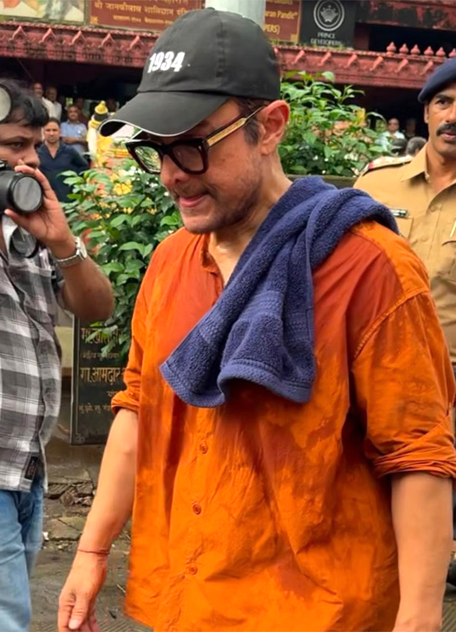 Aamir Khan and Ashutosh Govariker attend Pradeep Singh Rawat final rites in Mumbai11