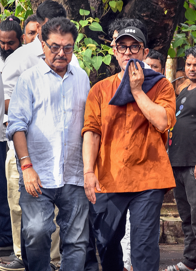 Aamir Khan and Ashutosh Govariker attend Pradeep Singh Rawat final rites in Mumbai13