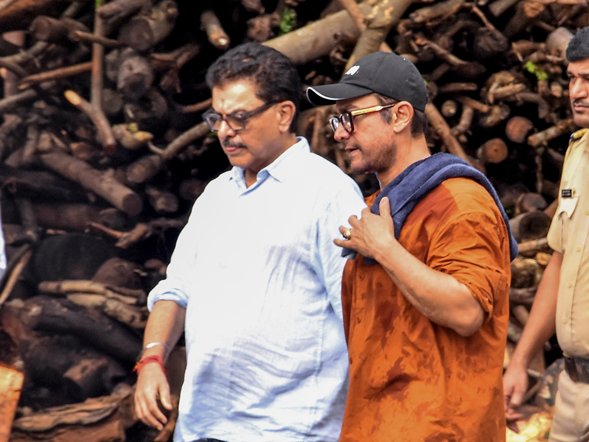 Aamir Khan and Ashutosh Govariker attend Pradeep Singh Rawat final rites in Mumbai3