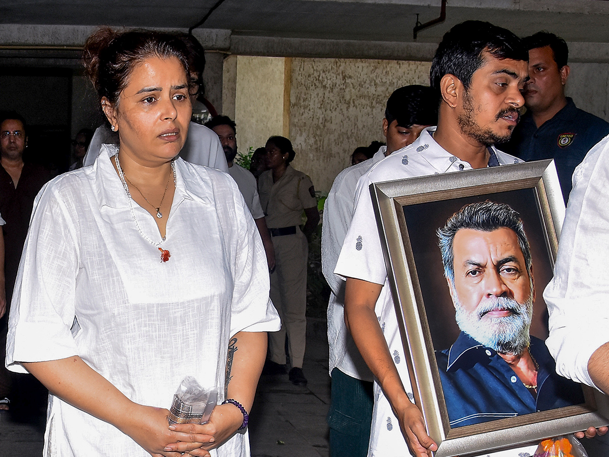 Aamir Khan and Ashutosh Govariker attend Pradeep Singh Rawat final rites in Mumbai4