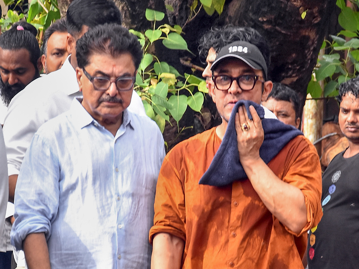 Aamir Khan and Ashutosh Govariker attend Pradeep Singh Rawat final rites in Mumbai5