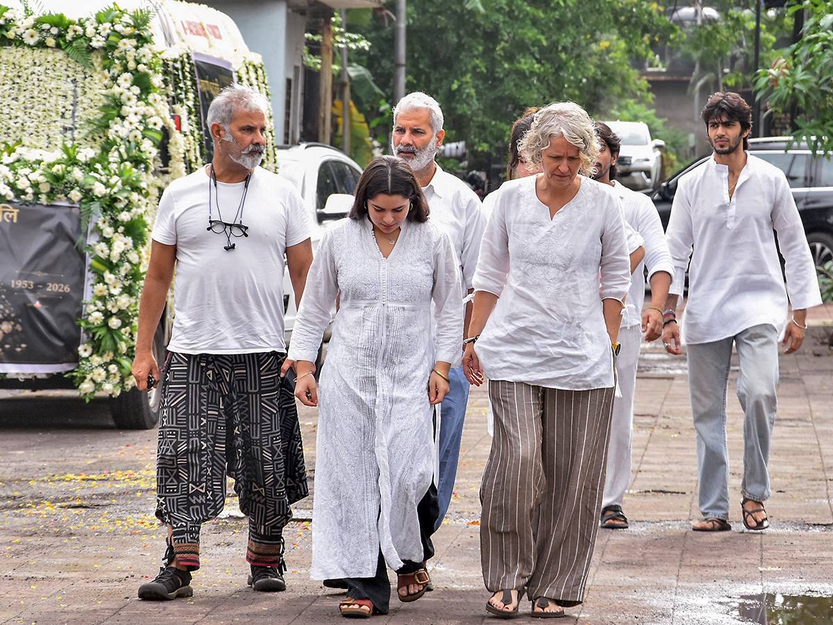 Aamir Khan and Ashutosh Govariker attend Pradeep Singh Rawat final rites in Mumbai6