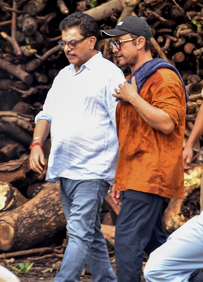 Aamir Khan and Ashutosh Govariker attend Pradeep Singh Rawat final rites in Mumbai7
