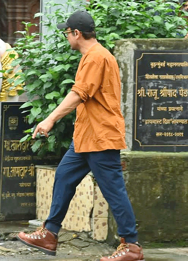 Aamir Khan and Ashutosh Govariker attend Pradeep Singh Rawat final rites in Mumbai8