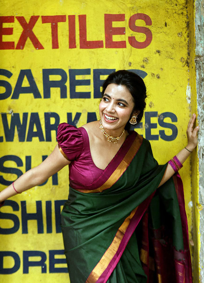 Mesmerizing Beauty Dazzles in a Silk Saree Photos10