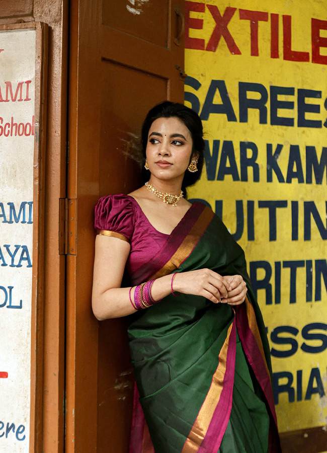 Mesmerizing Beauty Dazzles in a Silk Saree Photos13
