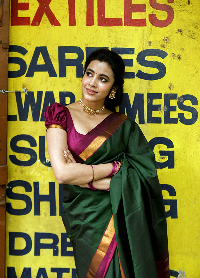 Mesmerizing Beauty Dazzles in a Silk Saree Photos15