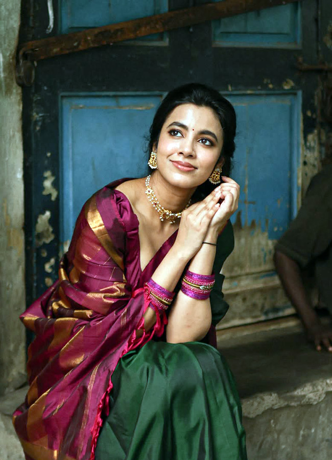 Mesmerizing Beauty Dazzles in a Silk Saree Photos17