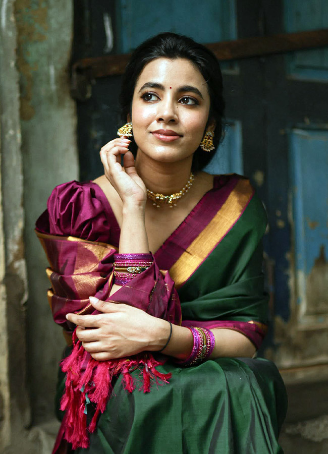 Mesmerizing Beauty Dazzles in a Silk Saree Photos2
