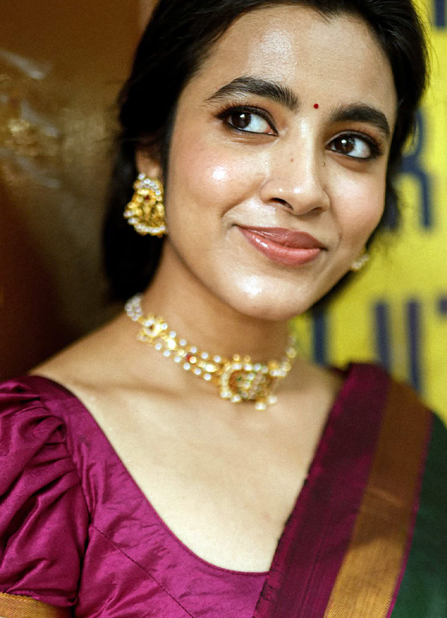 Mesmerizing Beauty Dazzles in a Silk Saree Photos3