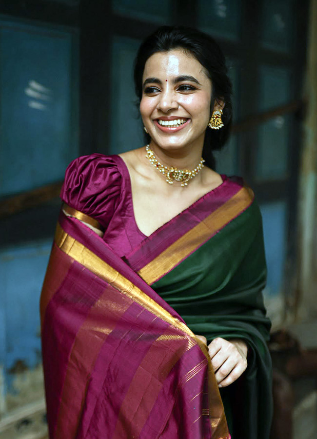 Mesmerizing Beauty Dazzles in a Silk Saree Photos4