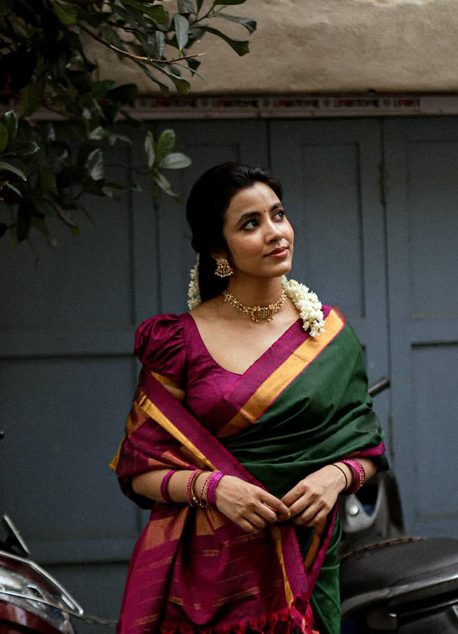 Mesmerizing Beauty Dazzles in a Silk Saree Photos5