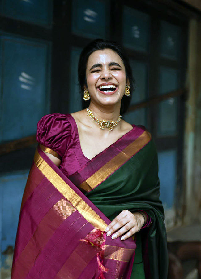 Mesmerizing Beauty Dazzles in a Silk Saree Photos6