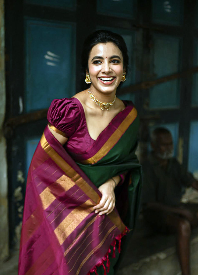 Mesmerizing Beauty Dazzles in a Silk Saree Photos7