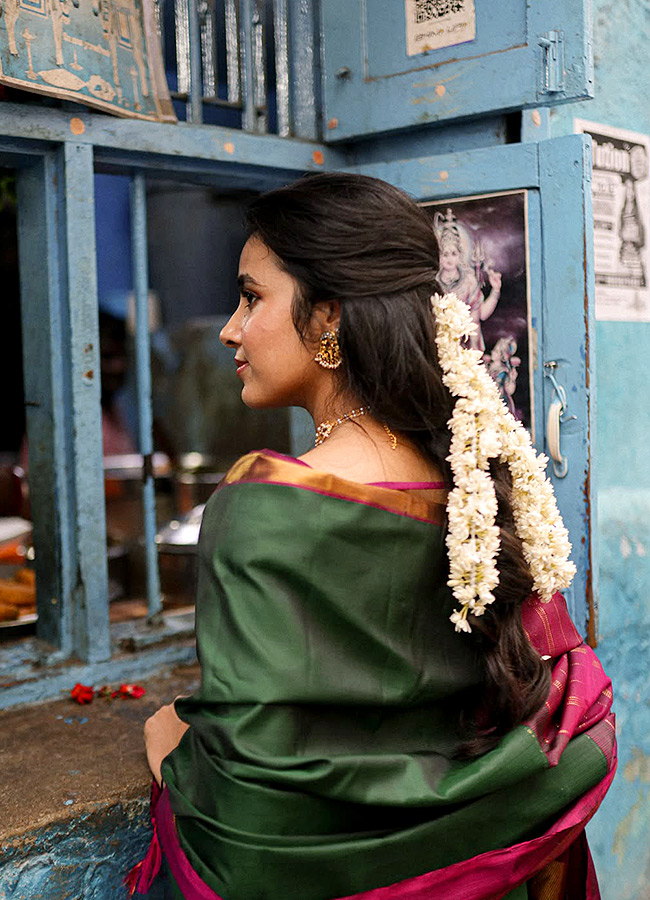 Mesmerizing Beauty Dazzles in a Silk Saree Photos8