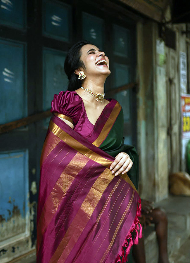 Mesmerizing Beauty Dazzles in a Silk Saree Photos9