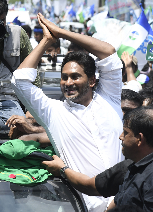 YS Jagan Mohan Reddy Visited Devarapalli in East Godavari11