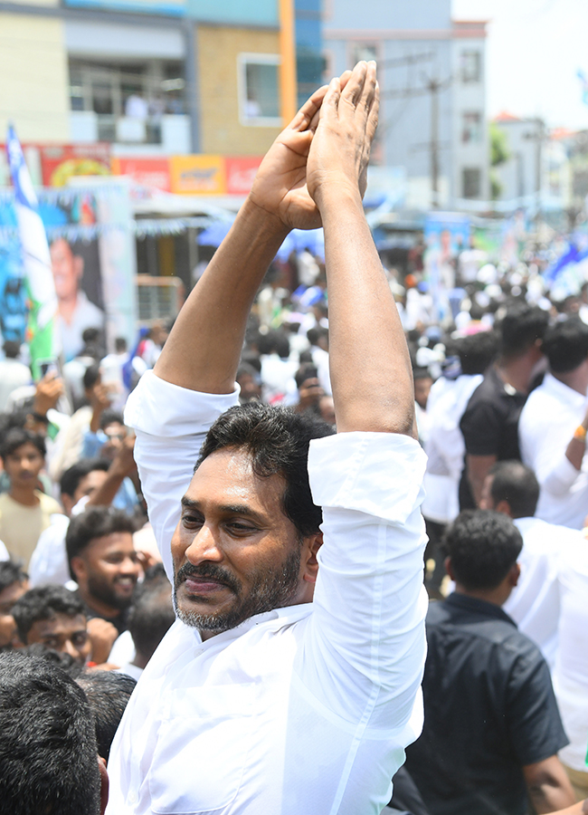 YS Jagan Mohan Reddy Visited Devarapalli in East Godavari13