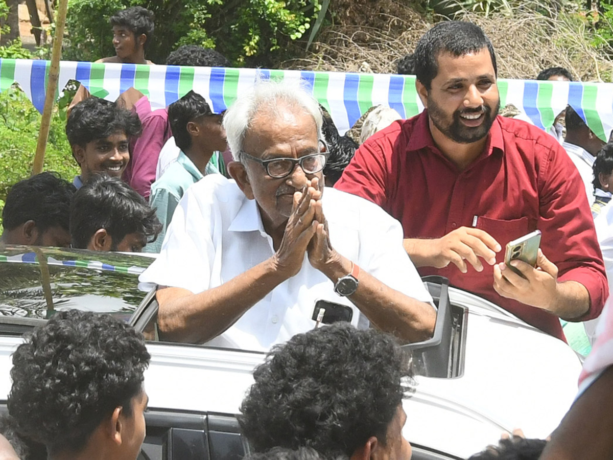 YS Jagan Mohan Reddy Visited Devarapalli in East Godavari15