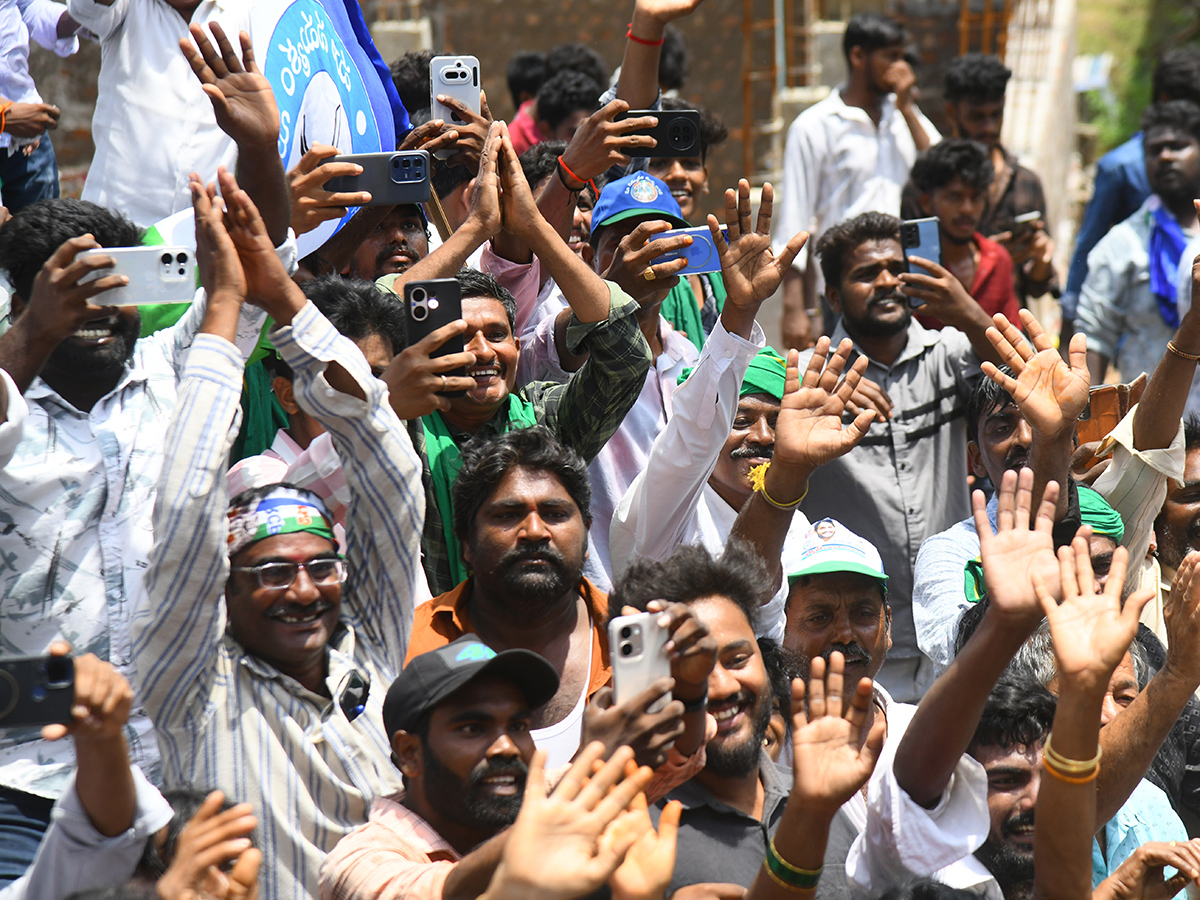 YS Jagan Mohan Reddy Visited Devarapalli in East Godavari16