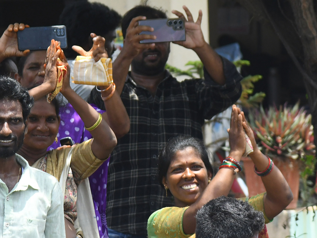 YS Jagan Mohan Reddy Visited Devarapalli in East Godavari17