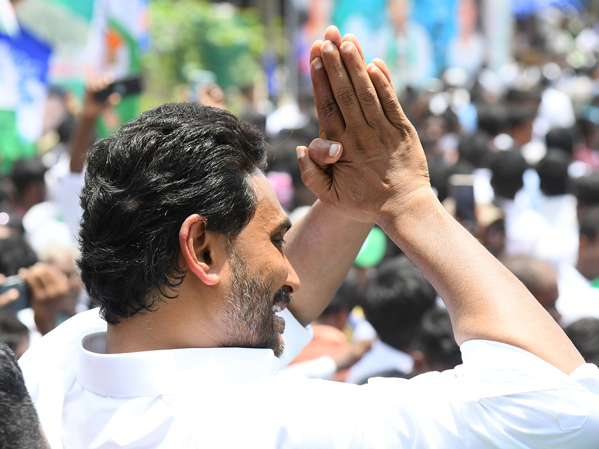 YS Jagan Mohan Reddy Visited Devarapalli in East Godavari18