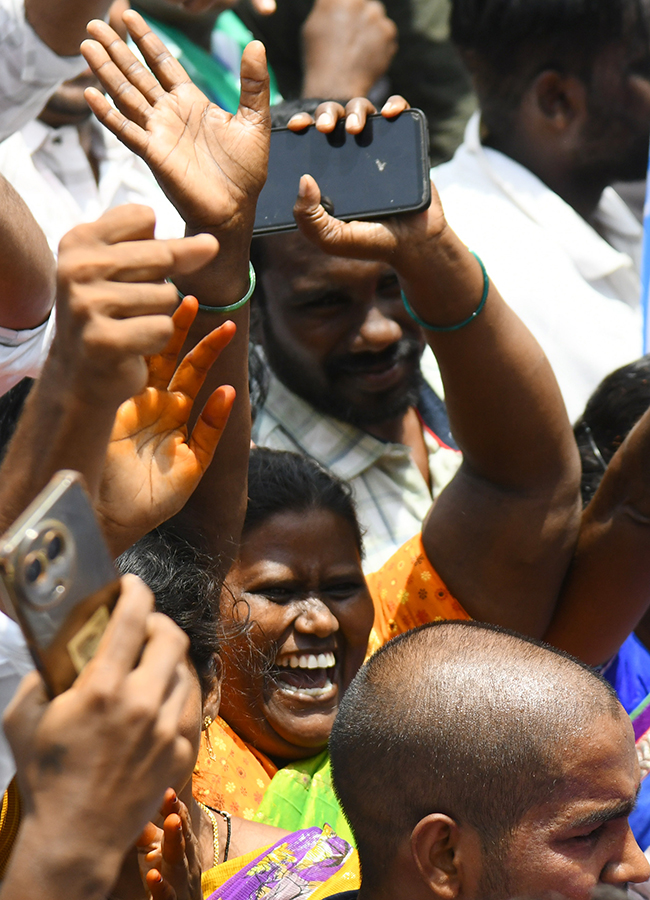 YS Jagan Mohan Reddy Visited Devarapalli in East Godavari24