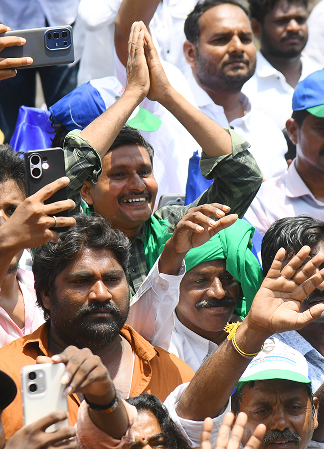 YS Jagan Mohan Reddy Visited Devarapalli in East Godavari27