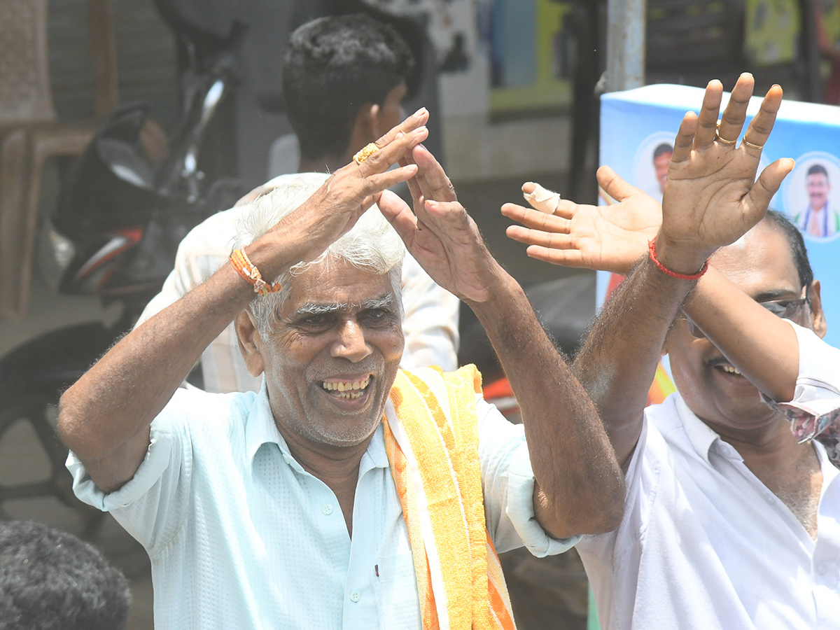 YS Jagan Mohan Reddy Visited Devarapalli in East Godavari32