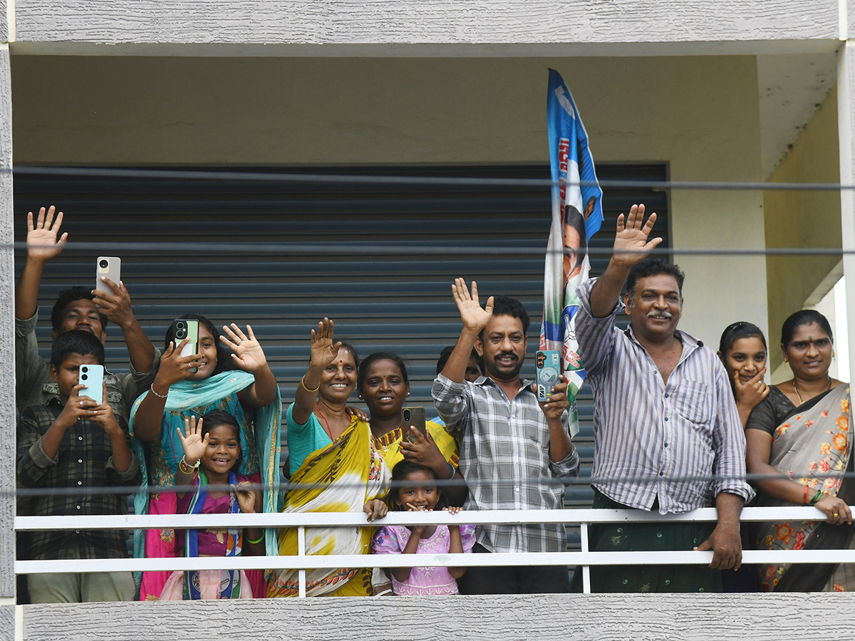 YS Jagan Mohan Reddy Visited Devarapalli in East Godavari34
