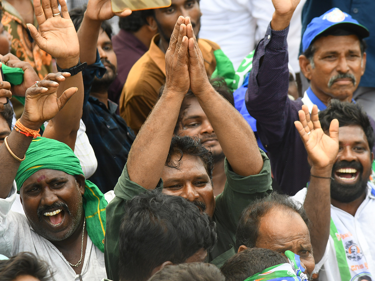 YS Jagan Mohan Reddy Visited Devarapalli in East Godavari35