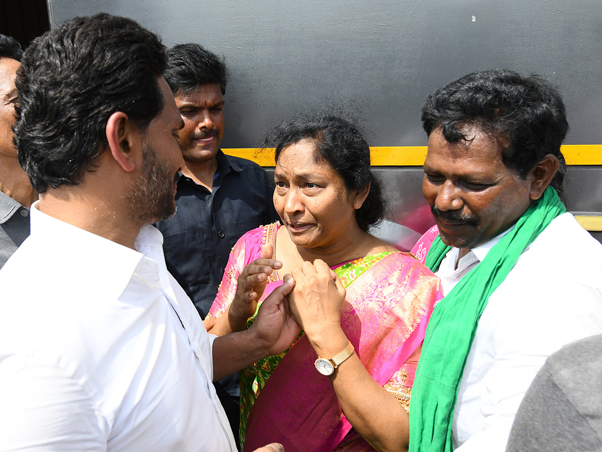 YS Jagan Mohan Reddy Visited Devarapalli in East Godavari36