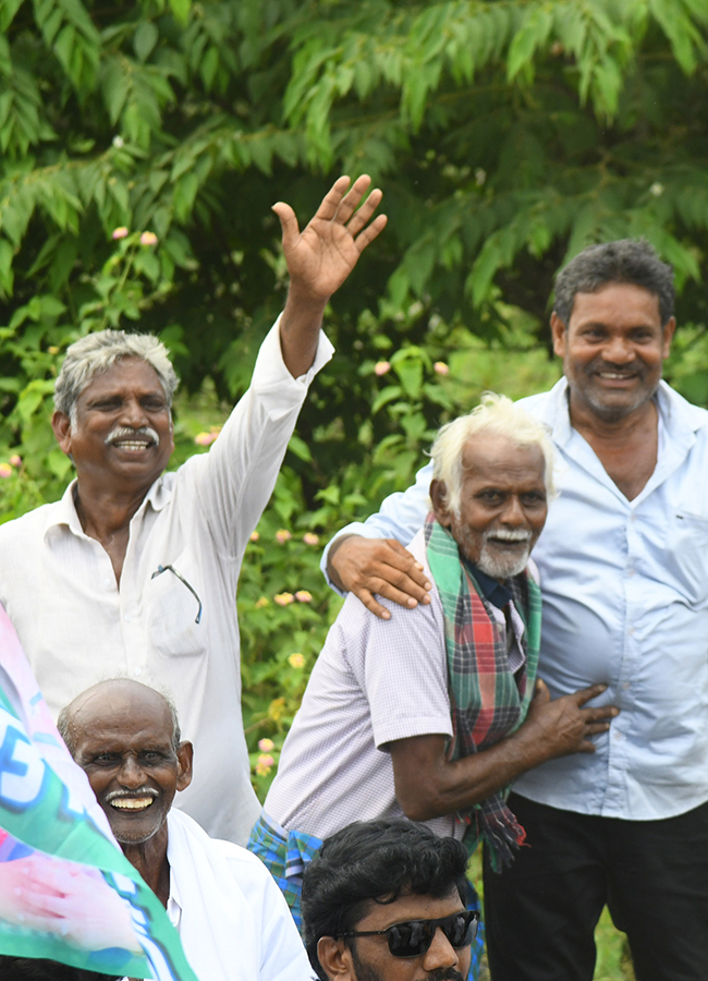YS Jagan Mohan Reddy Visited Devarapalli in East Godavari38