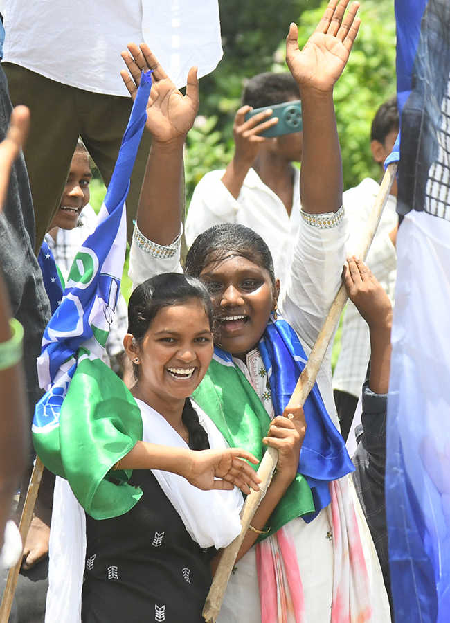 YS Jagan Mohan Reddy Visited Devarapalli in East Godavari39