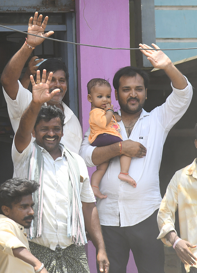 YS Jagan Mohan Reddy Visited Devarapalli in East Godavari40
